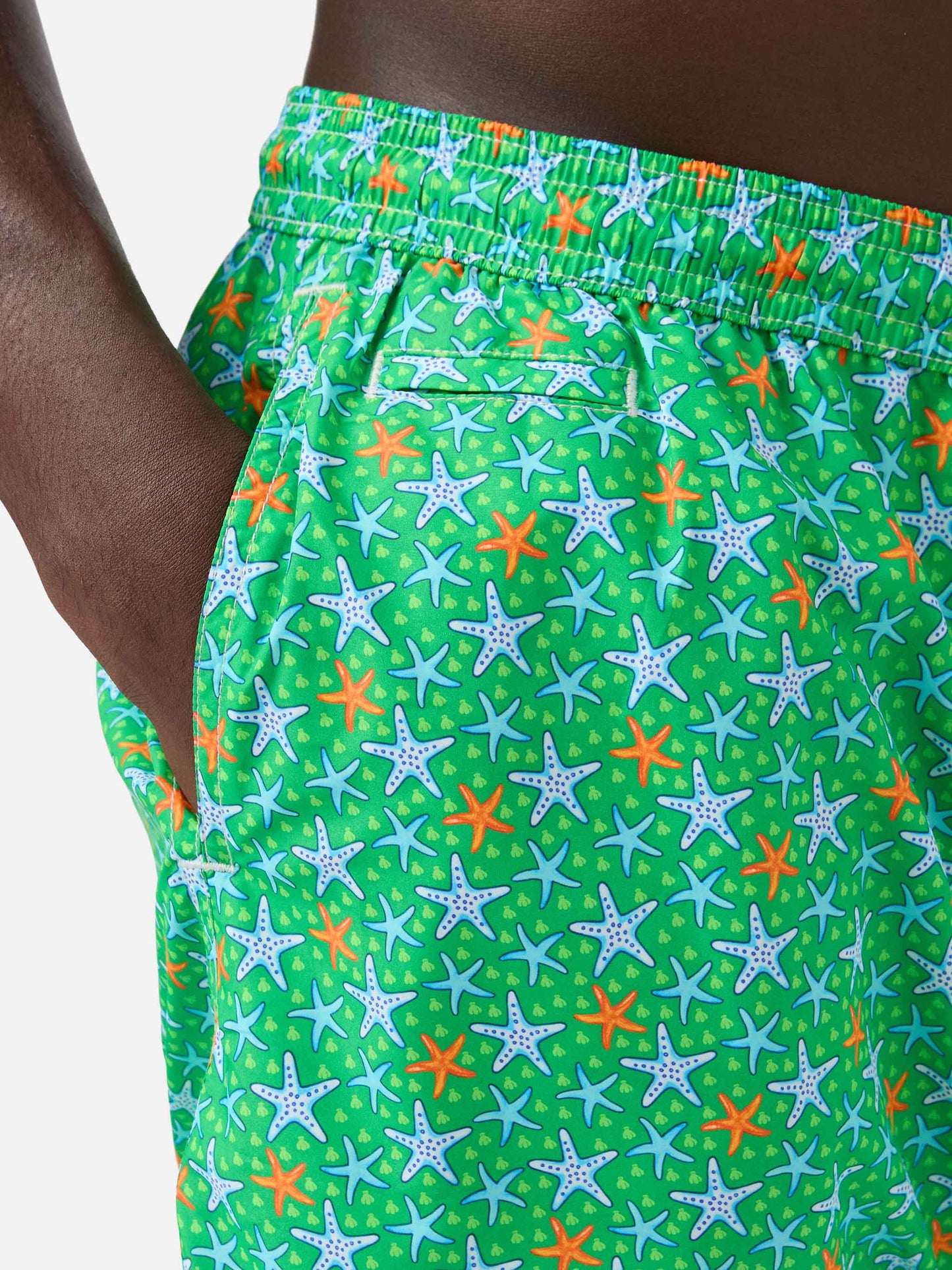 Herren-Badeshorts aus leichtem Stoff mit mehrfarbigem Seestern-Print