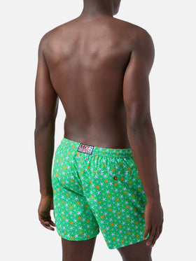 Herren-Badeshorts aus leichtem Stoff mit mehrfarbigem Seestern-Print