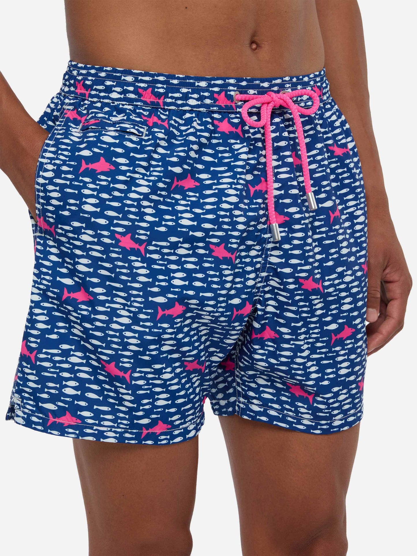 Herren-Badeshorts aus leichtem Stoff mit Fisch- und Hai-Aufdruck