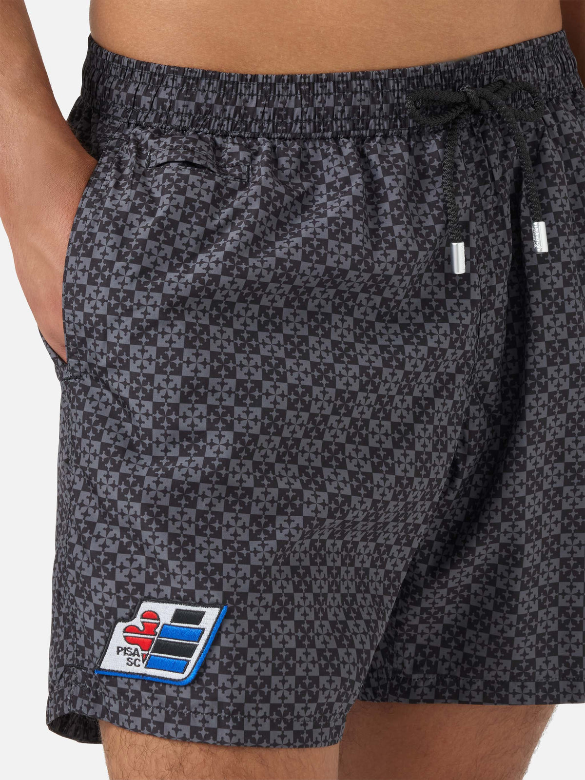 Schwarze Lighting Micro-Badeshorts mit Pisa SC Croce-Print | PS SC SPECIAL EDITION 