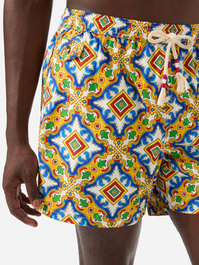 Bañador corto de tejido técnico con estampado mayólica multicolor sobre fondo blanco 