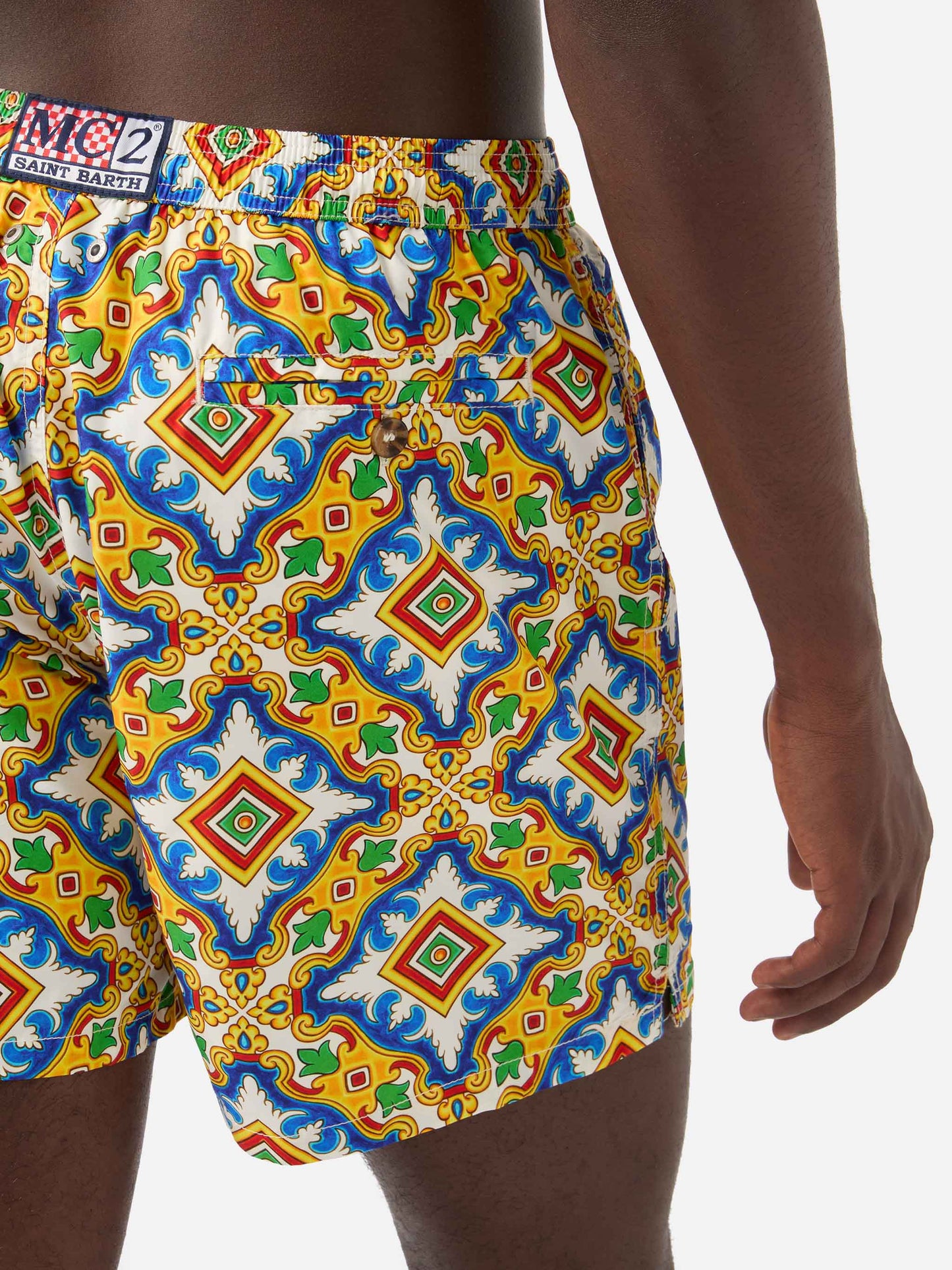 Bañador corto de tejido técnico con estampado mayólica multicolor sobre fondo blanco 
