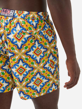 Bañador corto de tejido técnico con estampado mayólica multicolor sobre fondo blanco 
