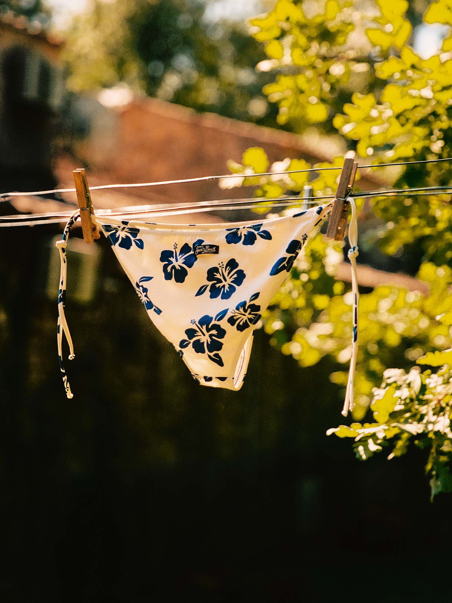 Bikini Levyne de triángulo en tejido elástico con estampado de hibiscos azules 