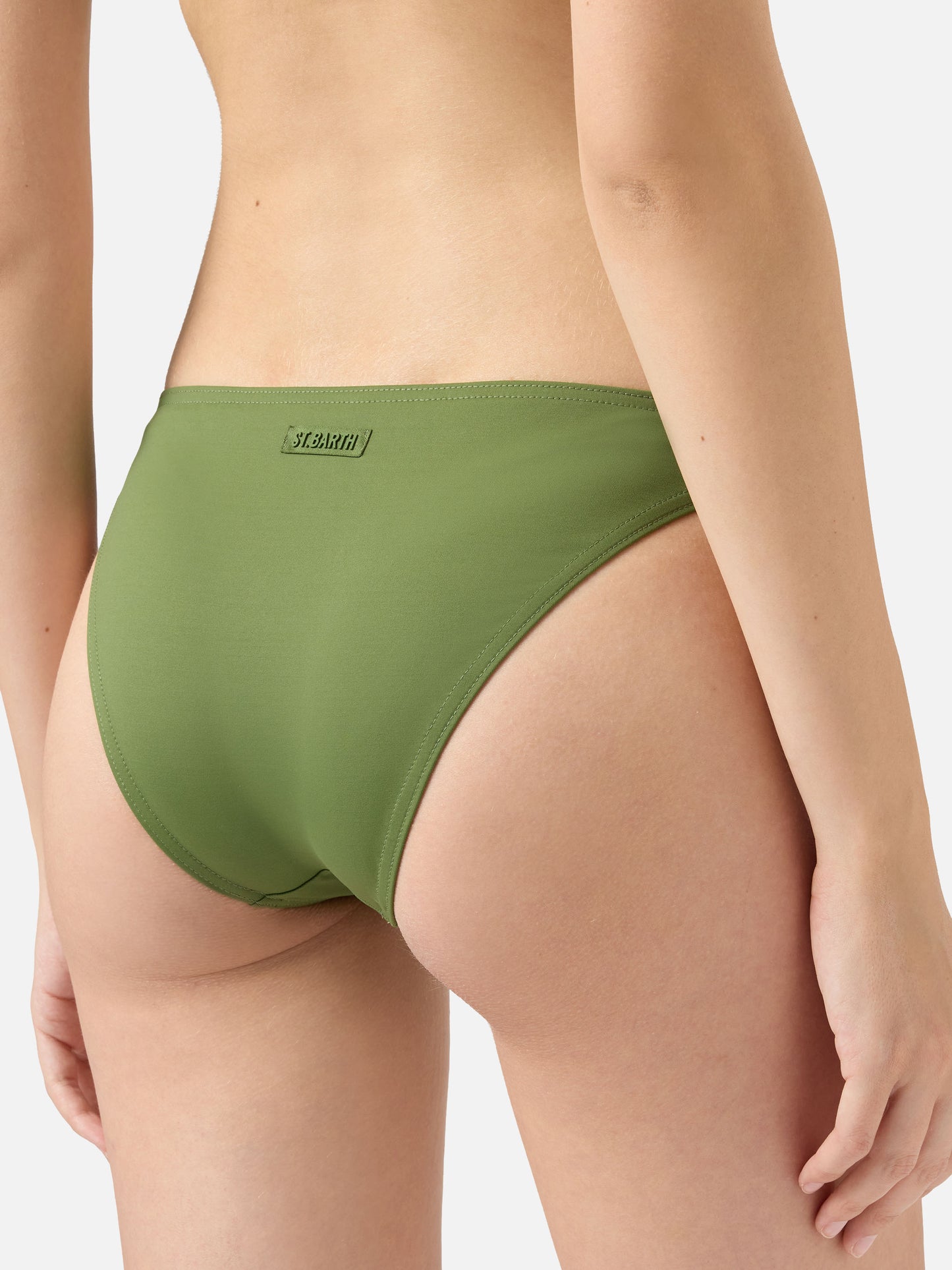 Badeslips mit hoher Taille „Maia“ in Militärgrün – Dreiecks-Bralette-Oberteil „Gaia“ in Militärgrün