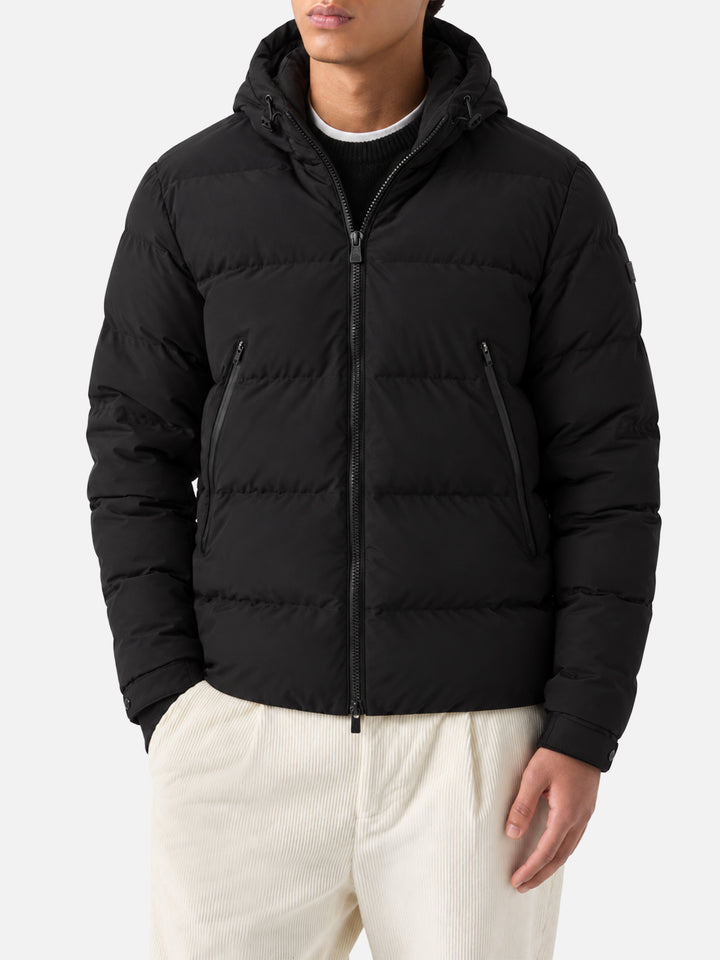 Chaqueta Maier acolchada con capucha en tejido técnico de color liso negro 