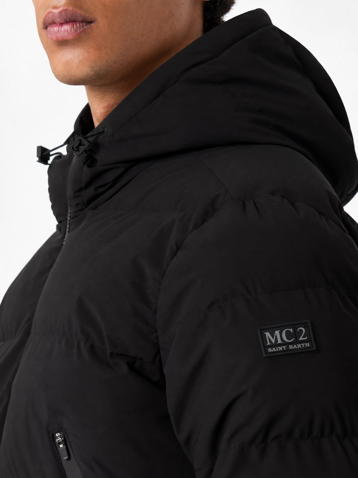Chaqueta Maier acolchada con capucha en tejido técnico de color liso negro 