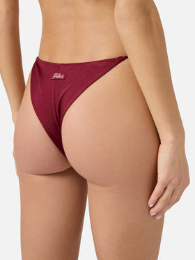 Marielle Bikinihose im brasilianischen Schnitt aus burgunderfarbenem Stoff mit glänzendem Finish und Charm-Details 