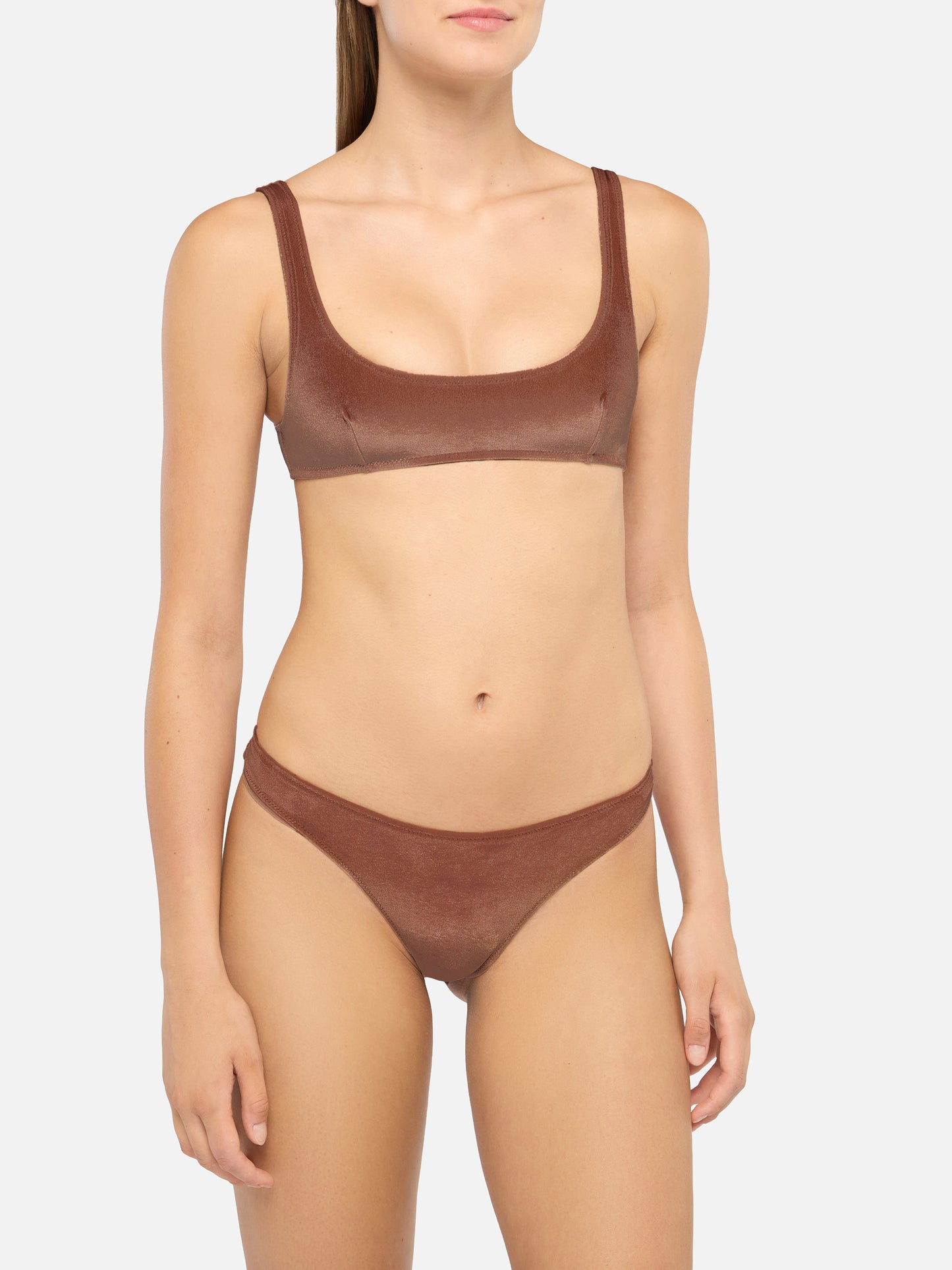 Naomi – Freche Badehose aus kamelbraunem Samt – Naima – Klassisches Bralette-Oberteil aus kamelbraunem Samt