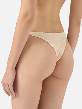 Naomi – Cheeky-Badeslip in Beige mit Crinkle-Effekt