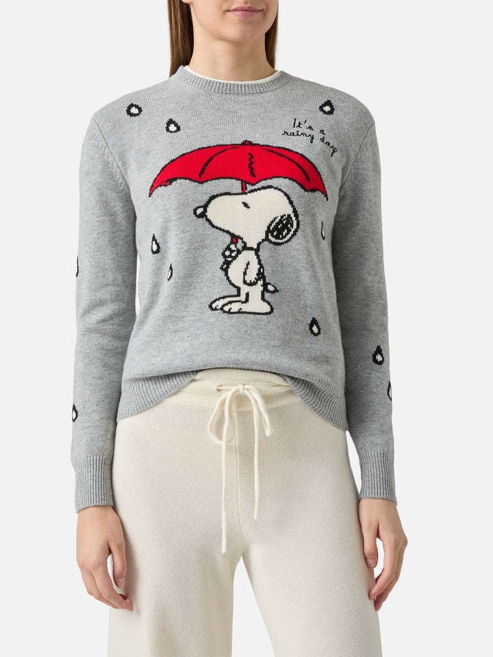 Neues Queen-Rundhalstuch in Grau mit Snoopy-Jacquardmuster und Stickerei | PEANUTS-SONDEREDITION