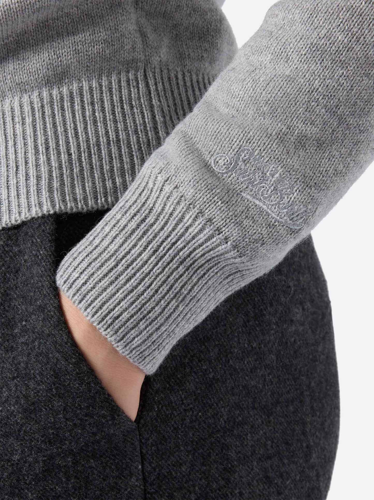 Maglione New Queen in misto cashmere grigio con ricamo Lucky in love