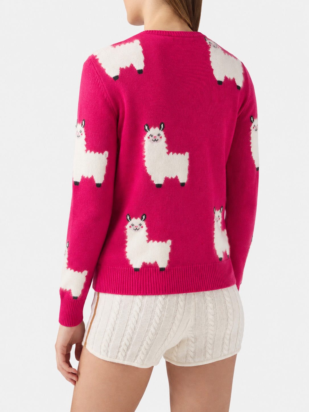 Nouveau pull New Queen en mélange d’alpaga fuchsia avec broderie L Amour 