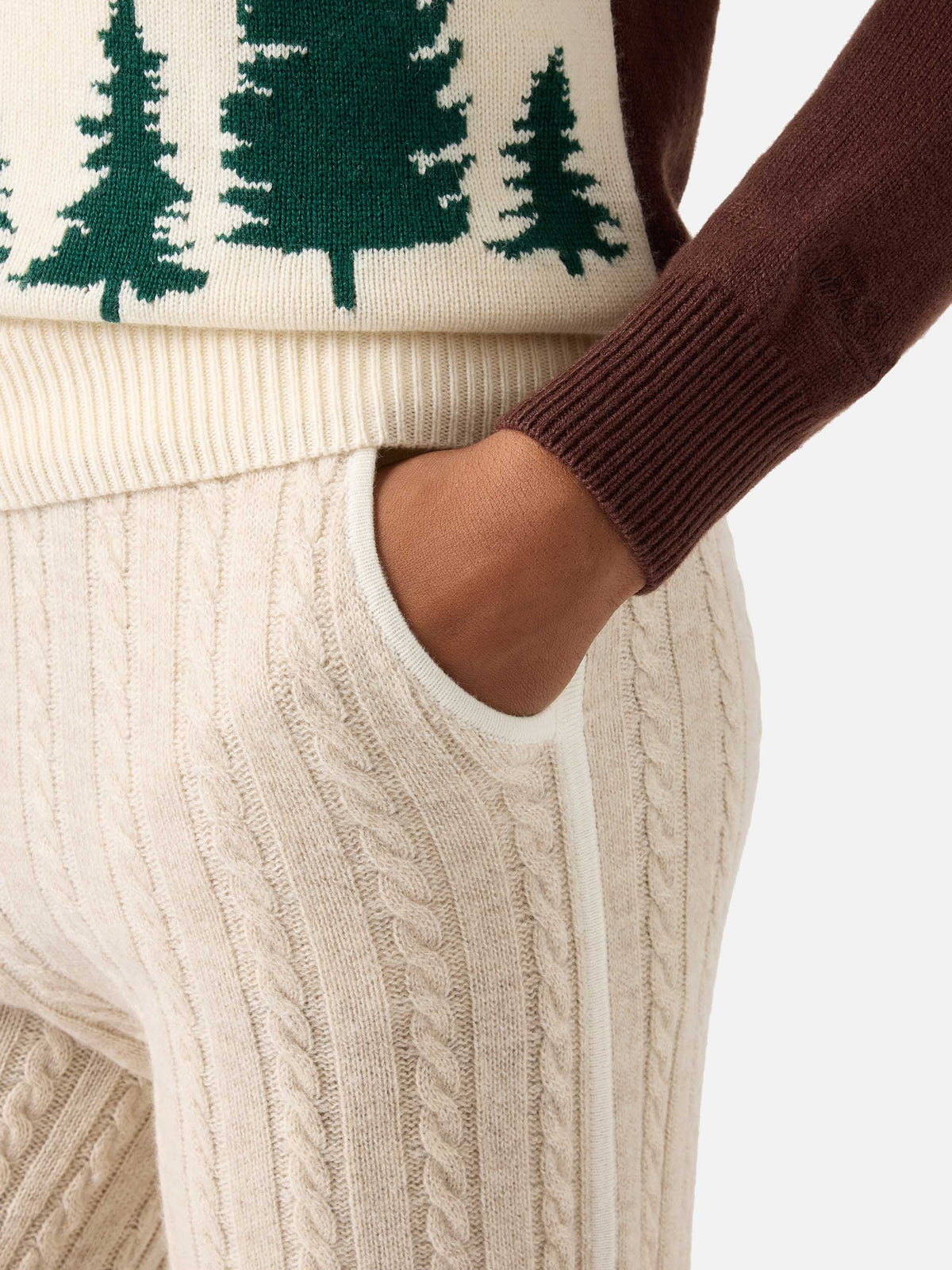 Brauner New Queen Rundhals-Strickpullover mit Courchevel Intarsienmuster 