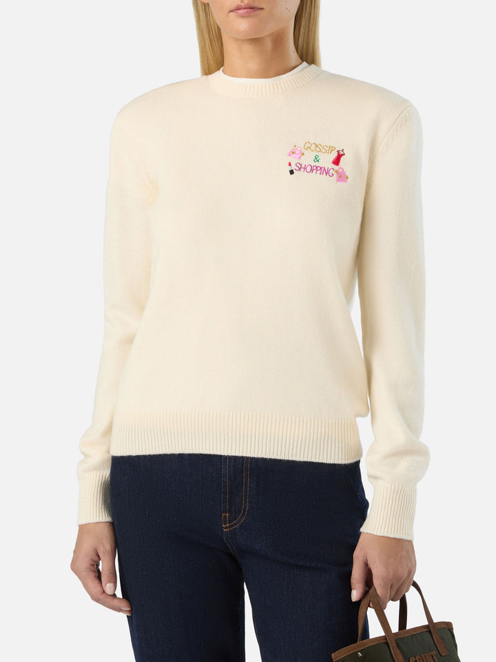 Cremefarbenes New Queen Rundhalsshirt aus Woll- und Kaschmirmischung mit Gossip & Shopping-Stickerei 