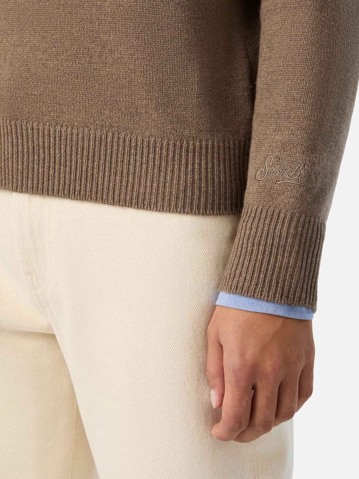 Maglia girocollo New Queen verde militare in misto lana e cashmere con ricamo Sono Una Ragazza D'Oro