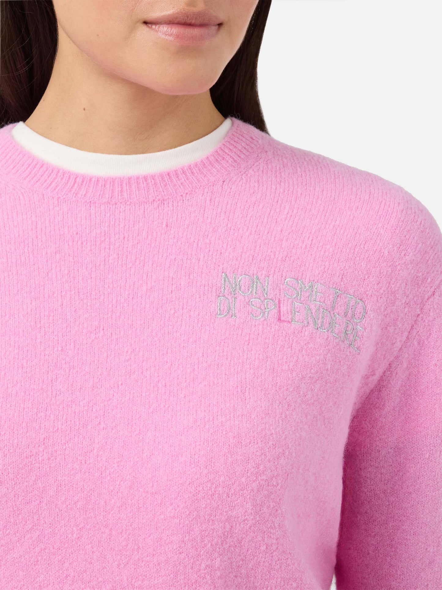 New Queen stretch sweater in merino-wool and alpaca blend in pink with Non smetto di sp(l)endere embroidery