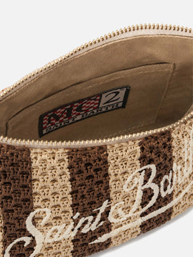Gestreifte Raffia-Pouch mit gesticktem Logo 