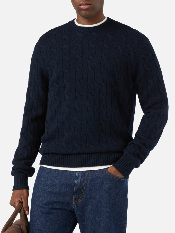 Jersey de cuello redondo Regent de lana con punto trenzado en Navy blue 