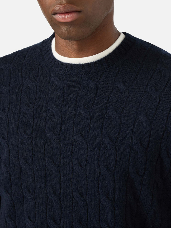 Jersey de cuello redondo Regent de lana con punto trenzado en Navy blue 