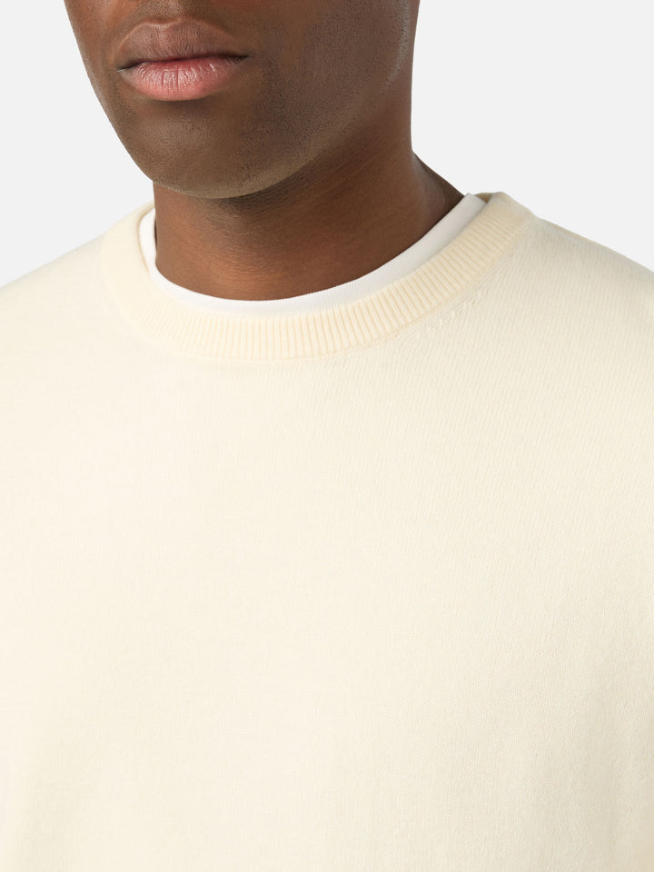 Jersey de cuello redondo Regent en mezcla de lana merino y cachemira color off white 