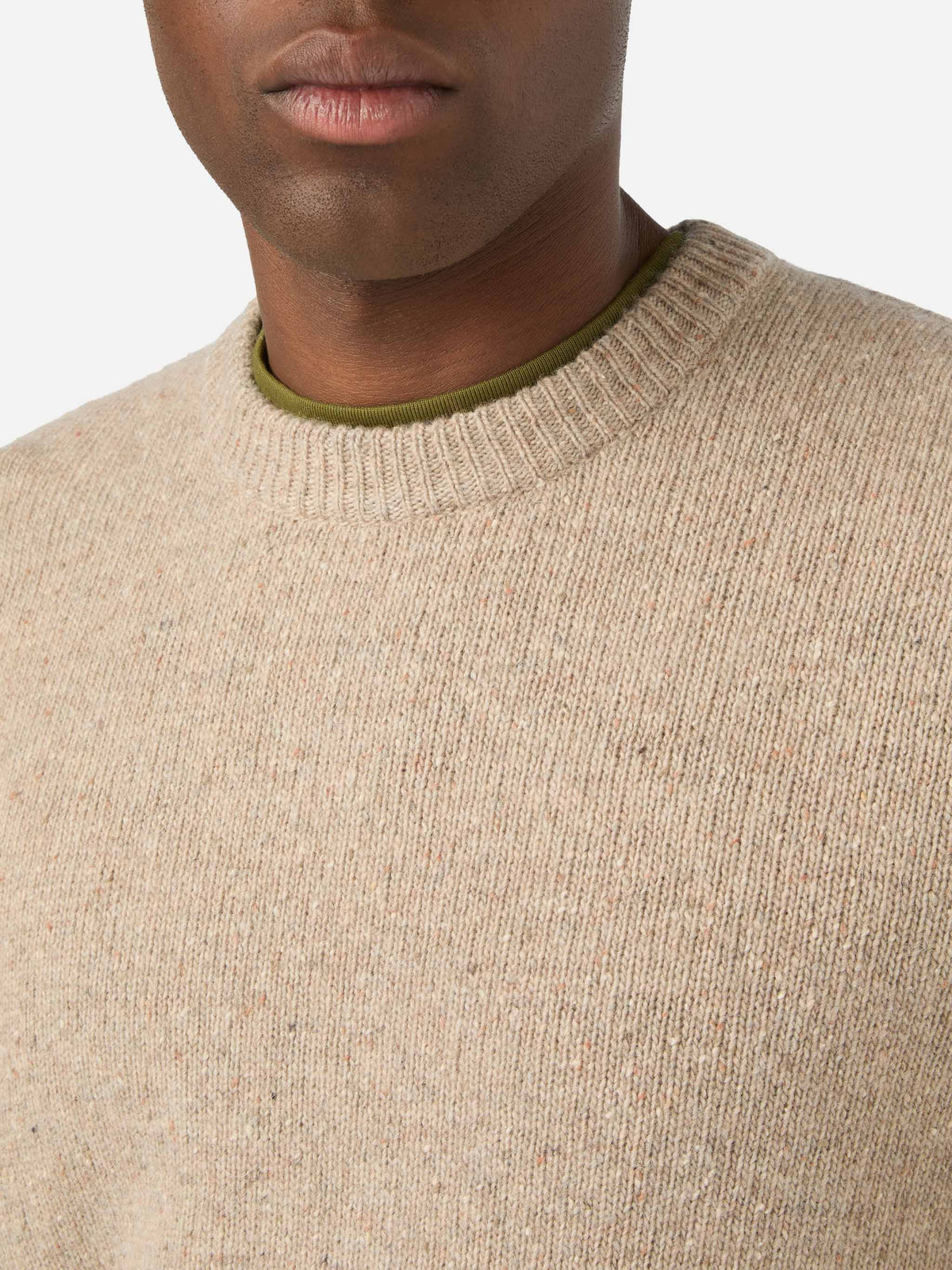 Jersey de cuello redondo en mezcla de lana Donegal Regent color caqui 