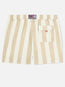 Syros-Badeshorts mit weiß-beigem Streifenprint 