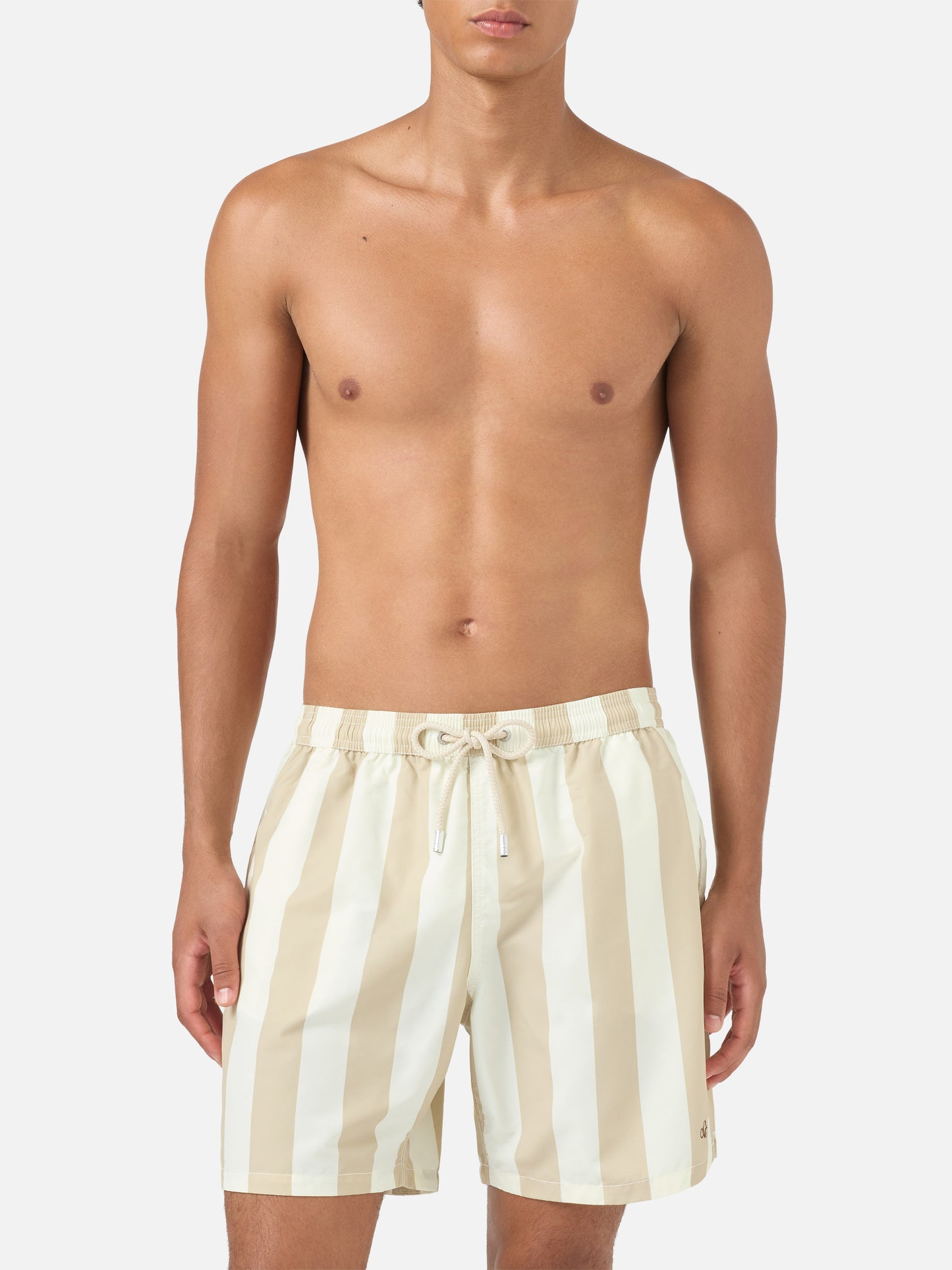 Syros-Badeshorts mit weiß-beigem Streifenprint 