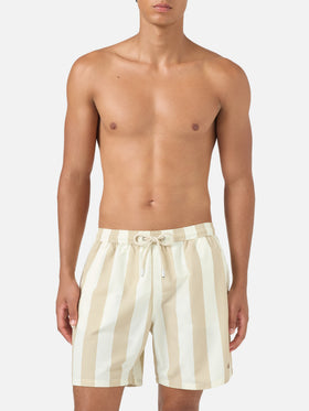Syros-Badeshorts mit weiß-beigem Streifenprint 