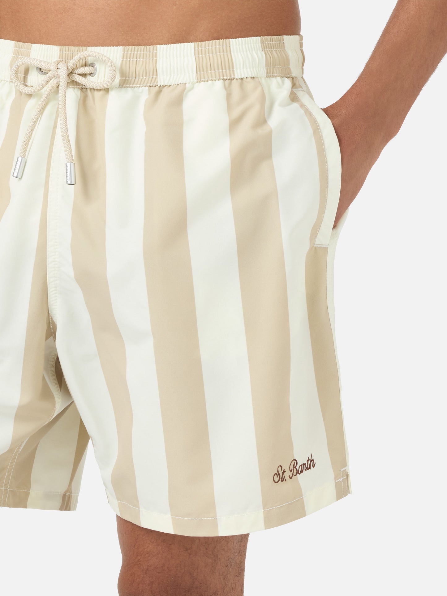 Syros-Badeshorts mit weiß-beigem Streifenprint 