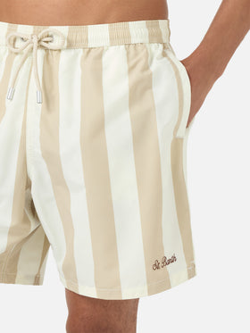 Syros-Badeshorts mit weiß-beigem Streifenprint 