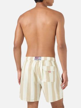 Syros-Badeshorts mit weiß-beigem Streifenprint 