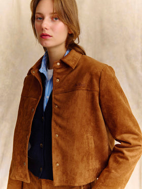 Chaqueta Camel Veyra de ante con bordado del logo 