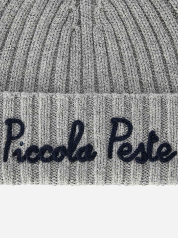 Graue Wengen-Mütze mit Piccola Peste-Stickerei 
