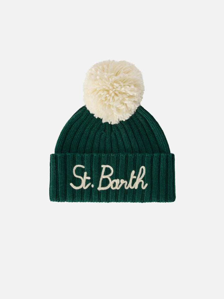 Grüne Wengen-Mütze mit Pompon und St. Barth-Stickerei 