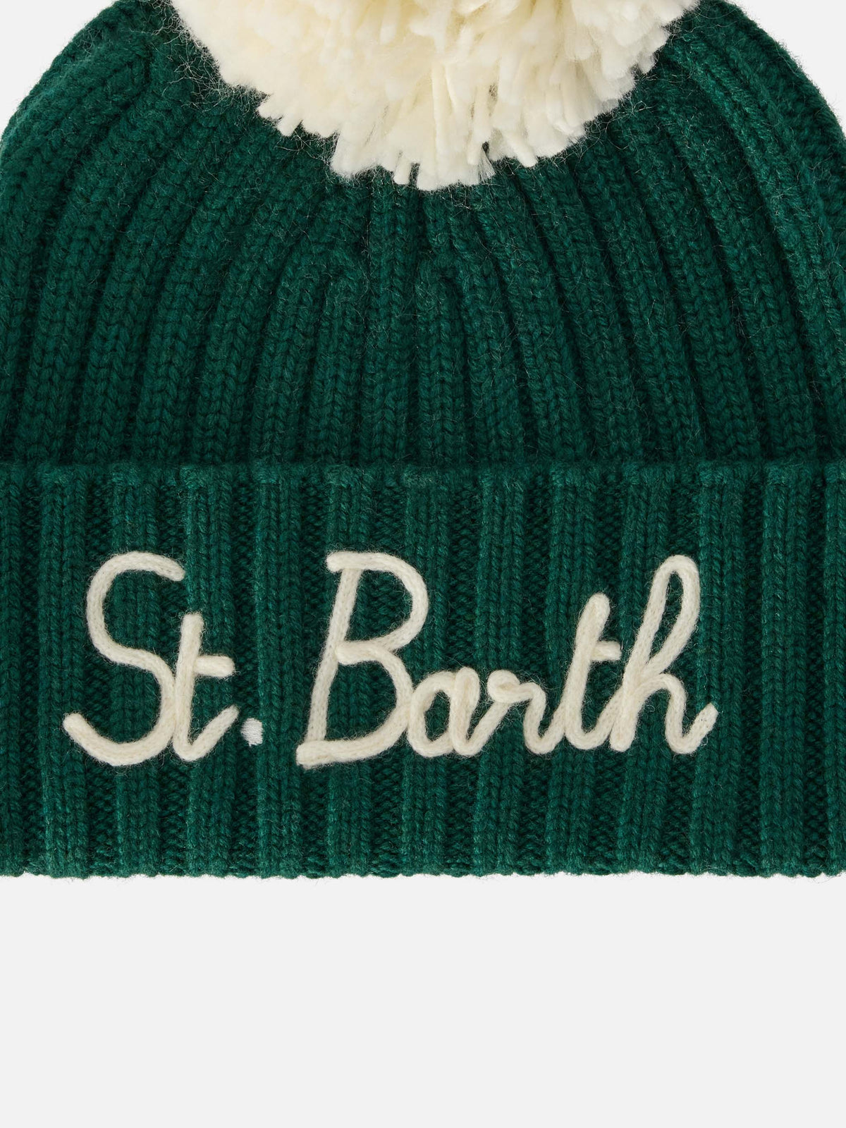 Bonnet Wengen vert avec pompon et broderie St. Barth 