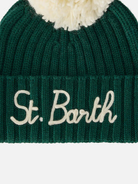 Bonnet Wengen vert avec pompon et broderie St. Barth 