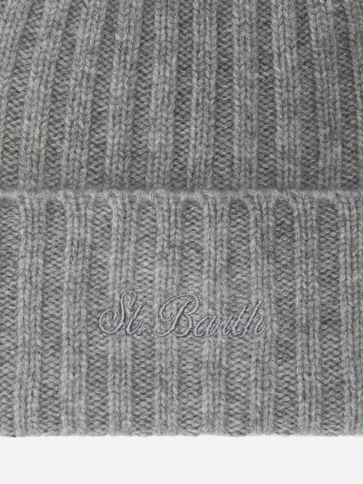 Berretto Wengen in cashmere grigio con ricamo St. Barth sul risvolto
