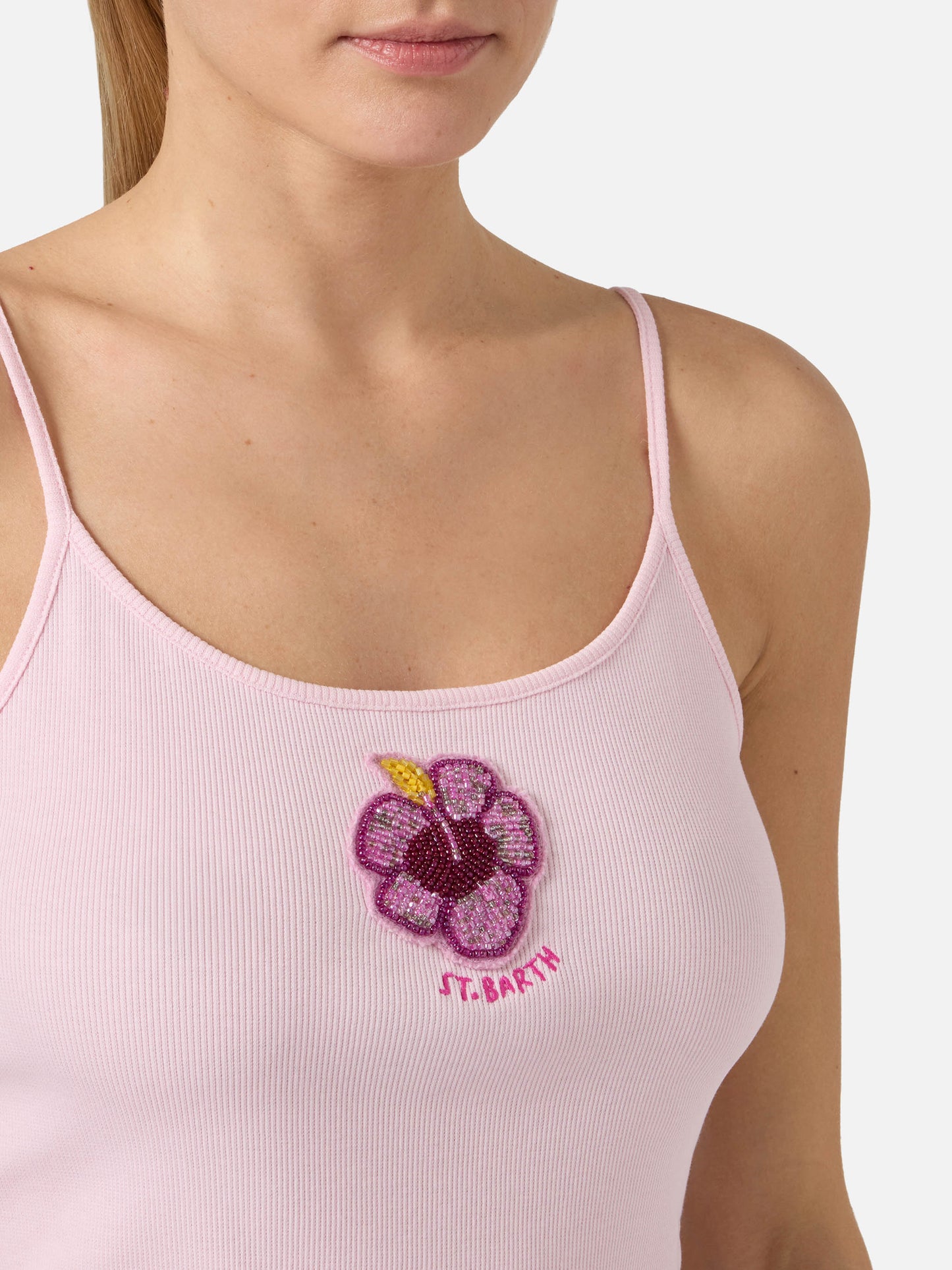 Canottiera Zaira rosa con logo ricamato e patch con perline