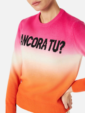 Maglione da donna fucsia e arancio degradé con scritta Ancora tu?