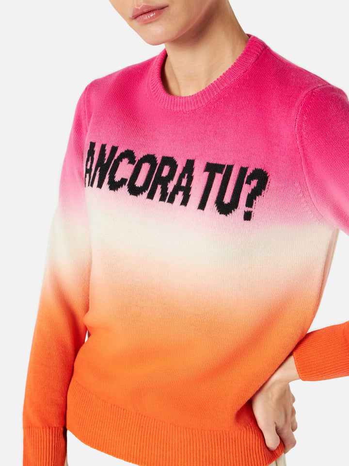 Maglione da donna fucsia e arancio degradé con scritta Ancora tu 