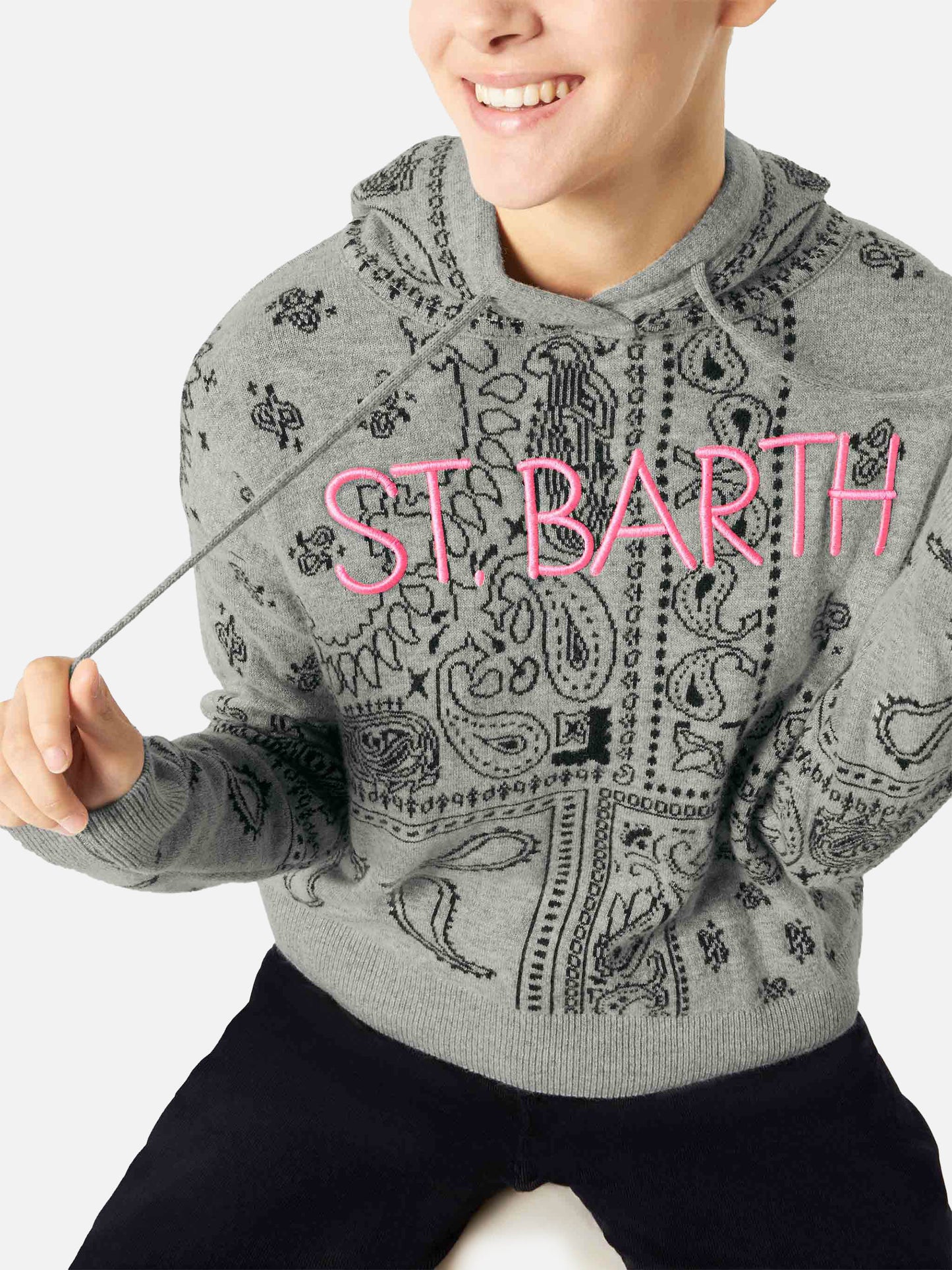 Woman cropped knit hoodie with bandanna print