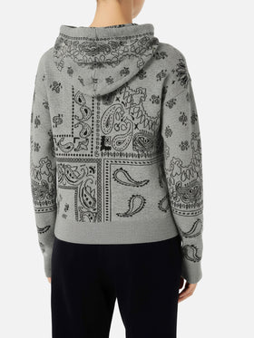 Woman cropped knit hoodie with bandanna print